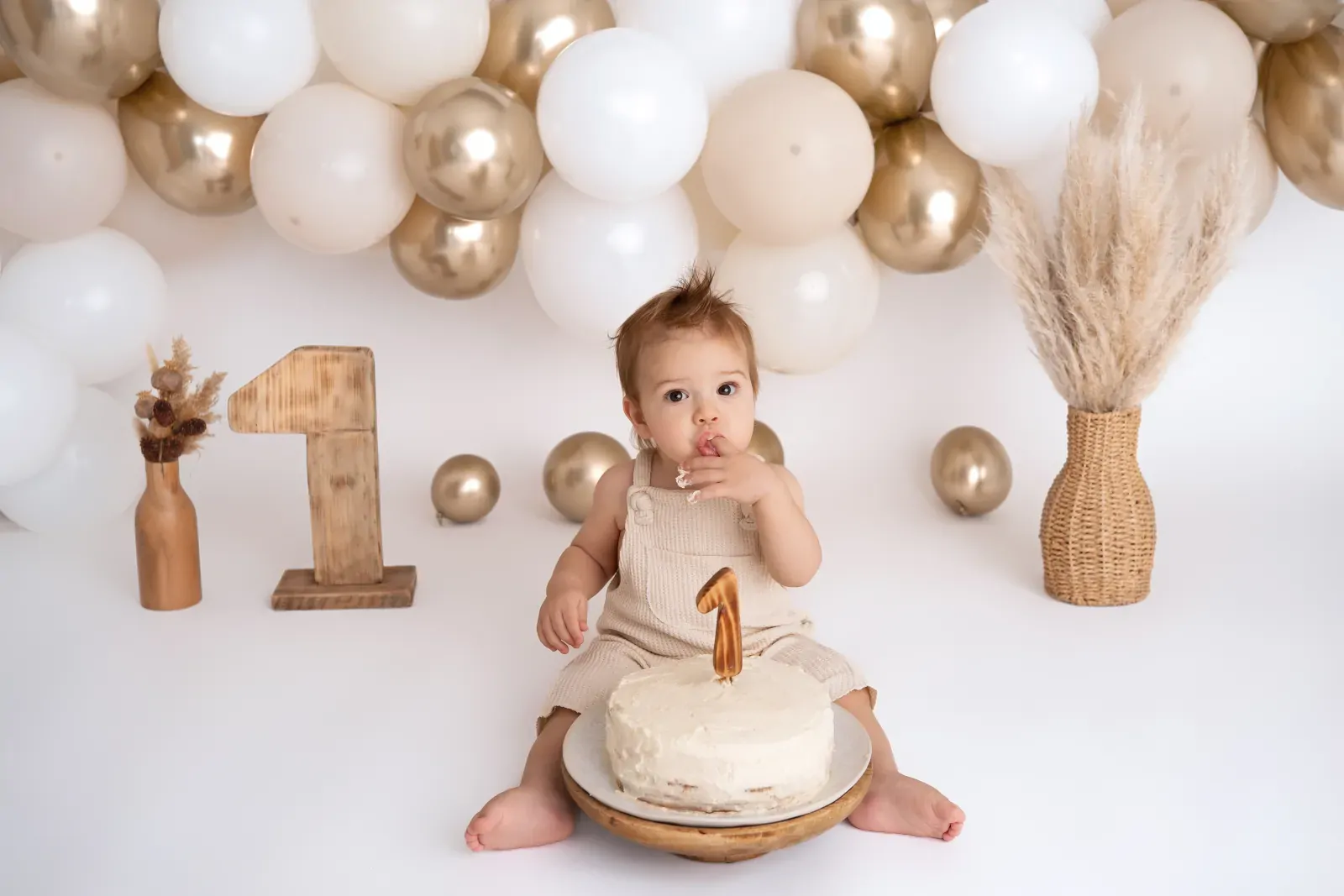 Cake smash photography – a joyful first birthday